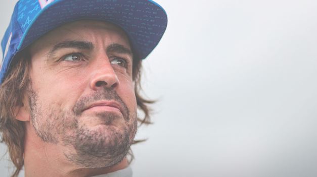 El bicampeón mundial de F1 está en una relación con la reportera Andrea Schlager