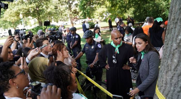 Las congresistas Ayanna Pressley y Alexandria Ocasio-Cortez, hablan con la prensa tras ser detenidas por su participación en una protesta por el derecho al aborto frente a la Corte Suprema de EEUU en Washington DC, el 19 de julio de 2022.