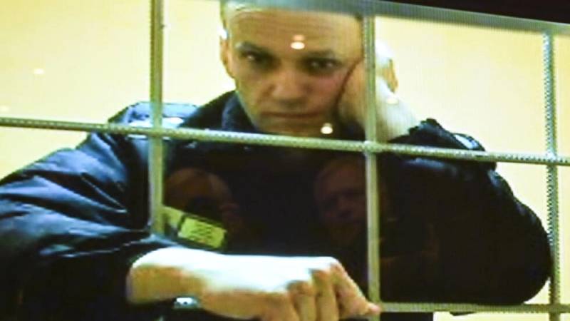 El opositor ruso Alexéi Navalni aparece en la pantalla de un juzgado de Moscú en una videoconferencia desde la cárcel. Foto: AFP