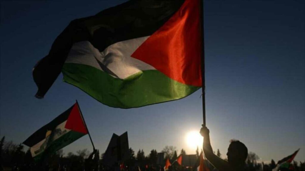 Una mujer con una bandera palestina se prendió fuego cerca del Consulado de Israel en Atlanta fue trasladada al hospital. Foto: AFP