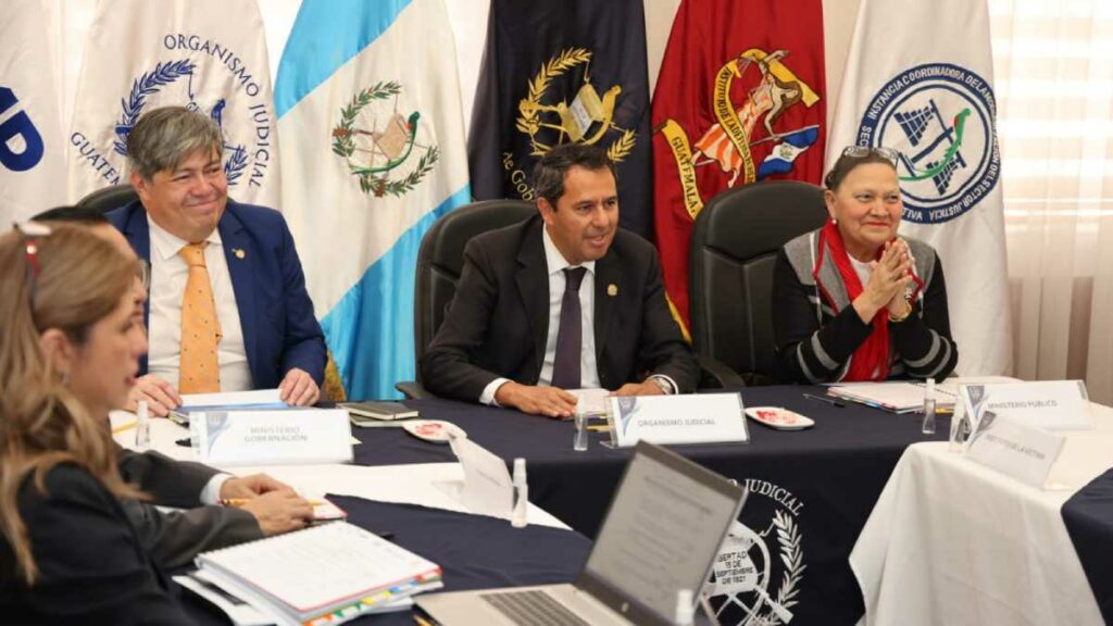 En la reunión junto a la Fiscal General estuvo presente el Ministro de Gobernación y otros funcionarios del Sector Justicia. Foto: MP