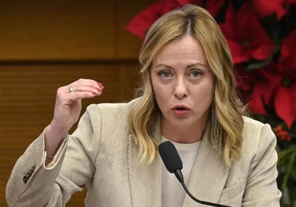 La primera ministra italiana Giorgia Meloni anunció la suspensión de un diputado de su partido por haber llevado un arma de fuego. Foto: AFP