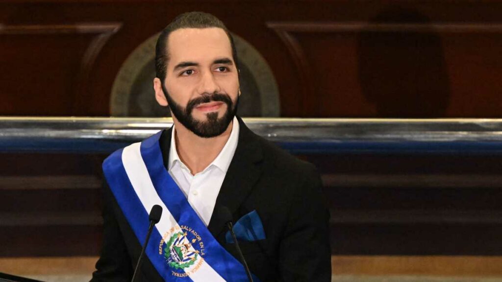 Nayib Bukele, afirmó que el “próximo presidente” estadounidense debe “identificar las fuerzas oscuras”. Foto: AFP
