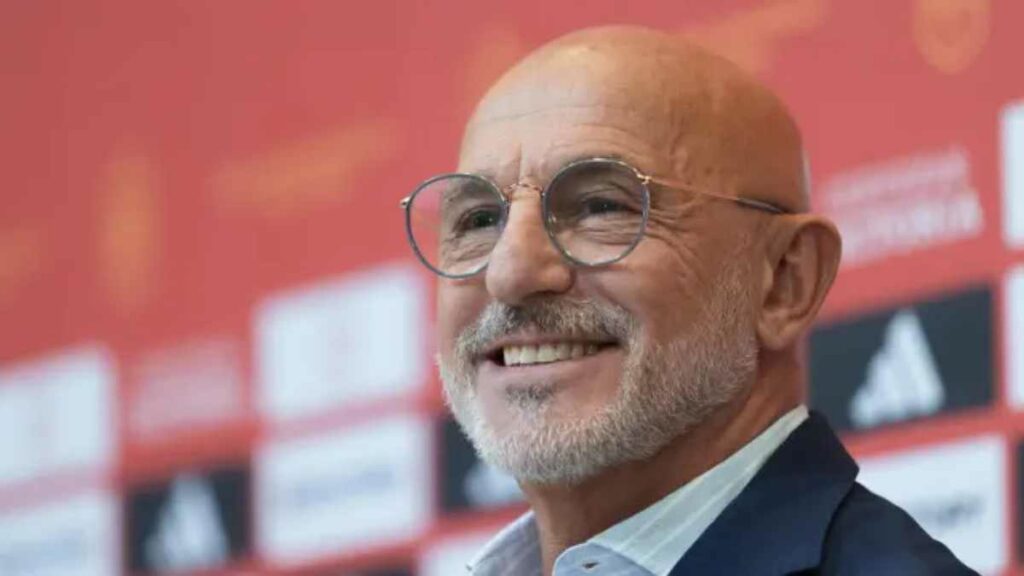 El seleccionador español, Luis de la Fuente, ha renovado hasta 2026, informó la Federación Española de Fútbol. Foto: AFP