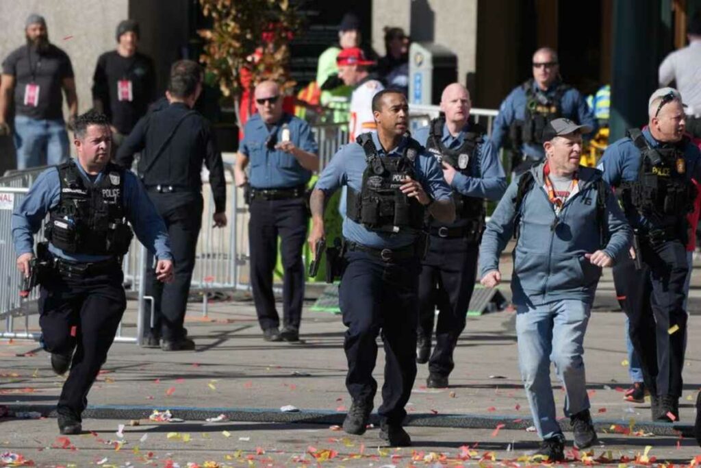 Dos menores han sido acusados ​​de delitos relacionados con armas de fuego en relación con el tiroteo masivo de Kansas City. Foto: AFP