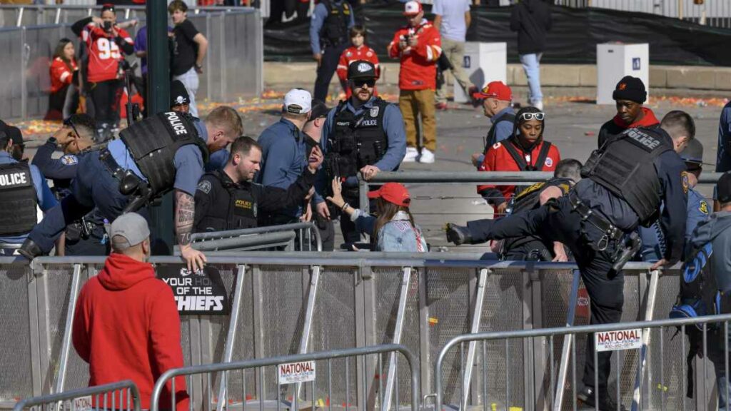 Dos personas han sido acusadas en relación con el tiroteo mortal durante el mitin por la victoria de los Kansas City Chiefs en el Super Bowl. Foto: AFP