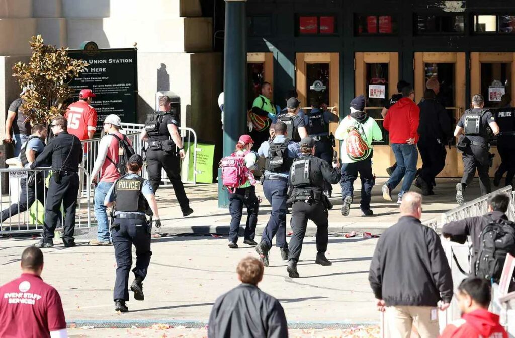 Una persona murió y 15 resultaron heridas por disparos durante el desfile por la victoria de los Chiefs en el Super Bowl. Foto: AFP