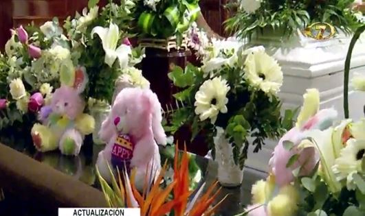 Niña de un año localizada sin vida en Mixco es velada por sus familiares.