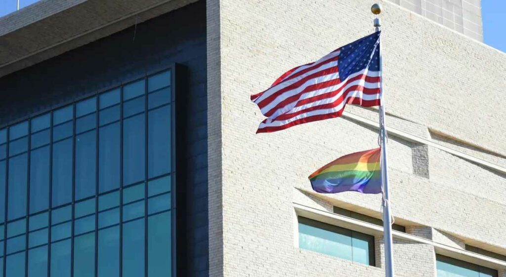 Los legisladores estadounidenses avanzaron hacia la prohibición de ondear la bandera del orgullo en las representaciones diplomáticas del país. Foto: AFP