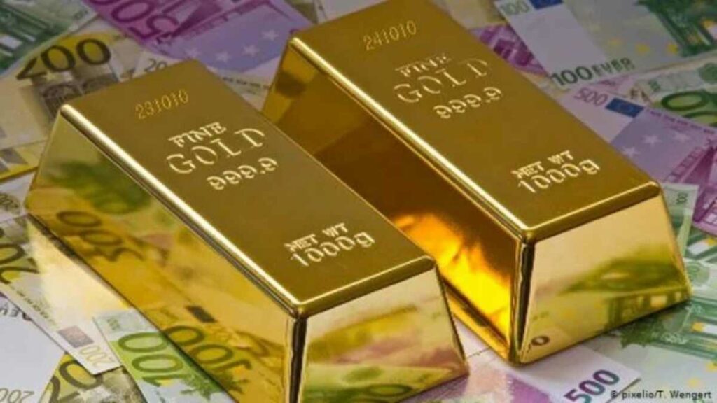 El oro alcanzó una cotización récord de más de 2 mil 200 dólares por onza ante las señales de la Reserva Federal de que reducirá las tasas de interés. Foto: AFP