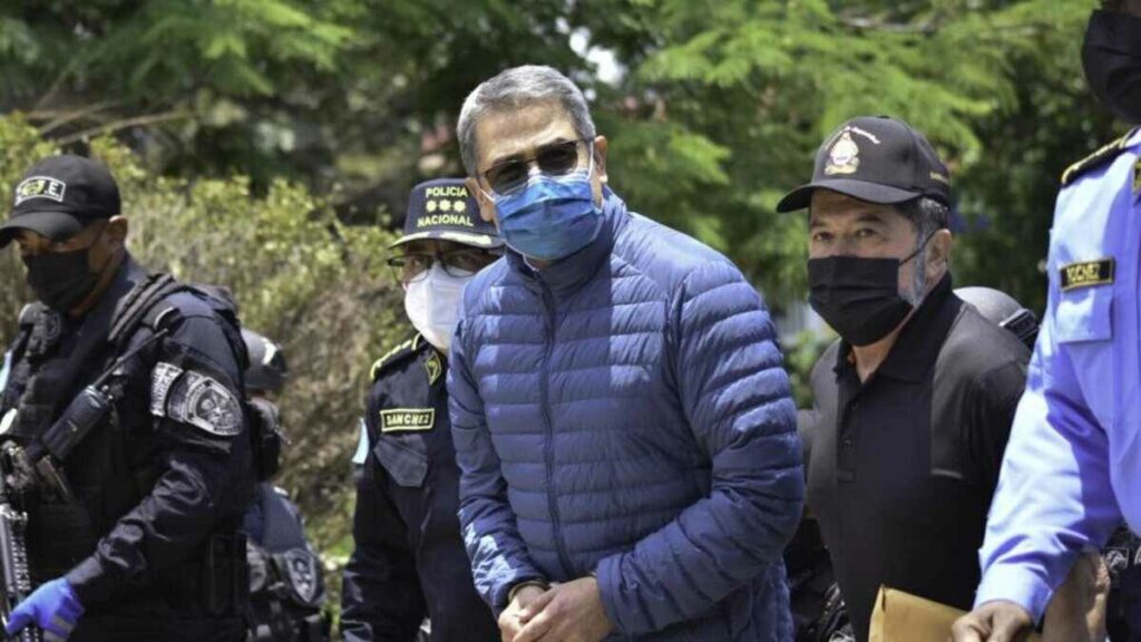 El expresidente de Honduras Juan Orlando Hernández subió al estrado para defenderse en un tribunal de Nueva York. Foto: AFP