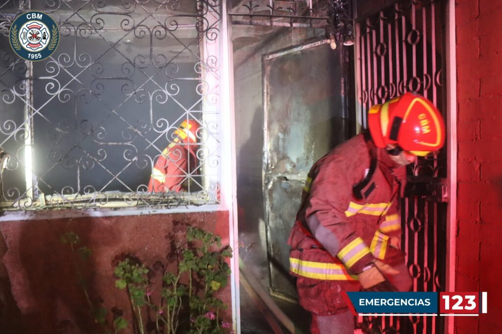 Vivienda prende en llamas zona 5