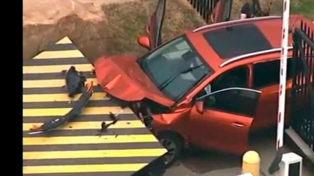 El conductor de un automóvil se estrelló contra una puerta de entrada en la oficina local del FBI en Atlanta. Foto: AFP