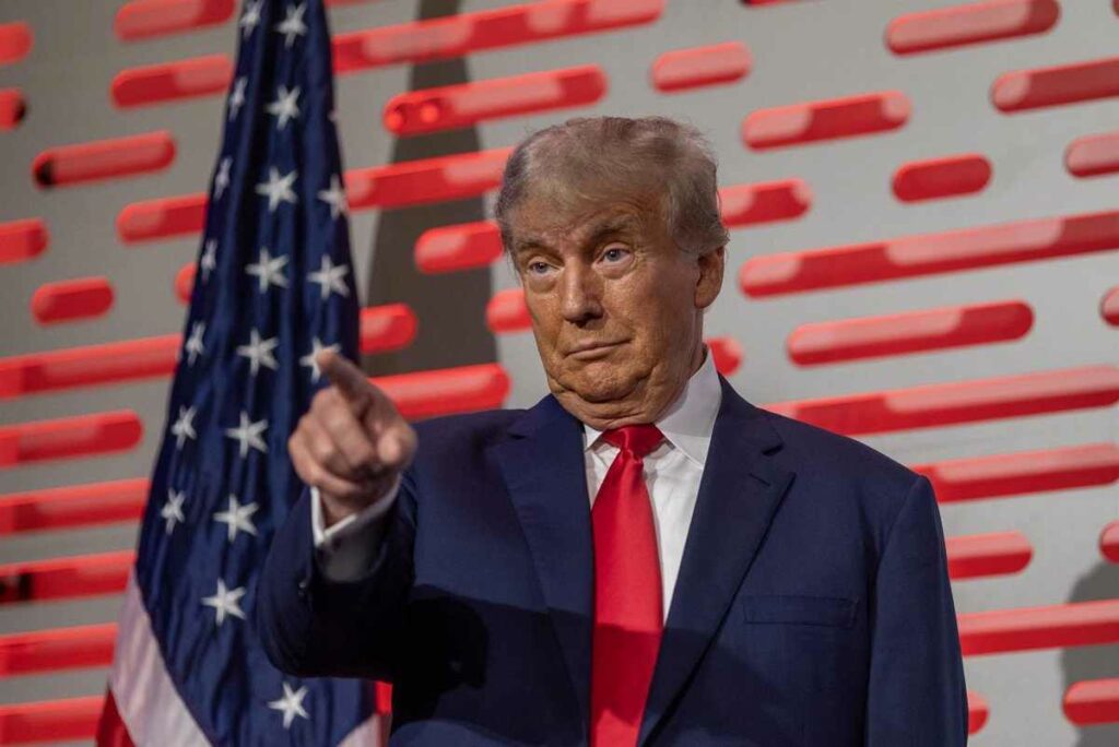 Donald Trump volvió a calificar de “corrupto” al juez Juan Merchan, que presidirá el primer juicio penal contra un expresidente. Foto: AFP
