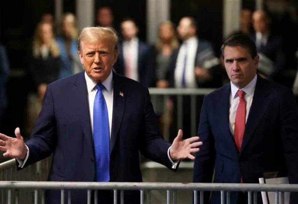 Donald Trump regresó al tribunal de Manhattan, donde la fiscalía proseguía el interrogatorio a un editor de la prensa sensacionalista. Foto: AFP