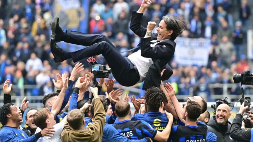 Simone Inzaghi, que llevó al Inter de Milán al 20º título de campeón de Italia de su historia, fue elegido mejor entrenador de la temporada. Foto: AFP