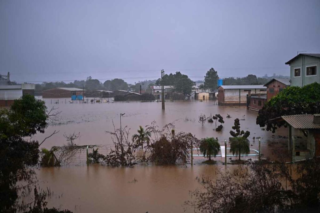 Nuevas crecidas de los ríos y lagos por el fuerte temporal del fin de semana en el sur de Brasil mantienen la presión para poner a resguardo. Foto: AFP