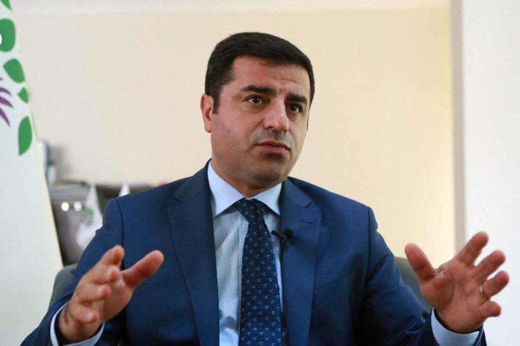 El carismático líder kurdo Selahattin Demirtas fue condenado a 42 años de prisión por atentar contra la unidad del Estado. Foto: AFP