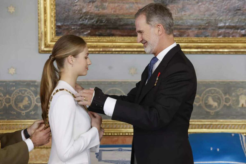 El rey Felipe VI le impone a su hija la princesa Leonor de Asturias el collar de la Orden de Carlos III tras su jura de lealtad a la Constitución, en Madrid, el 31 de octubre de 2023, día de su 18º cumpleaños. Foto: AFP