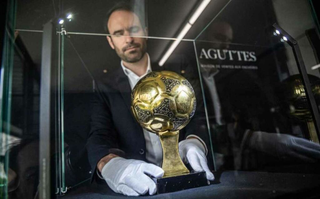 Los herederos de Diego Maradona no lograron la suspensión de la venta del Balón de Oro que le fue entregado en 1986. Foto: AFP