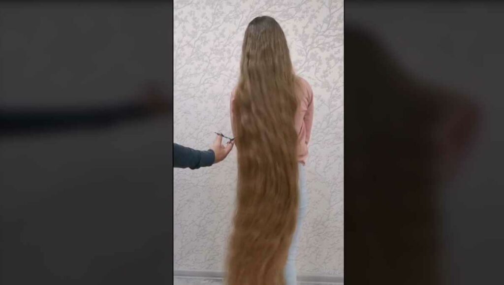 Su melena ya le toca los tobillos. La ‘Rapunzel rusa’ quien no ha cortado su cabello en 23 años. Foto: Captura de Video