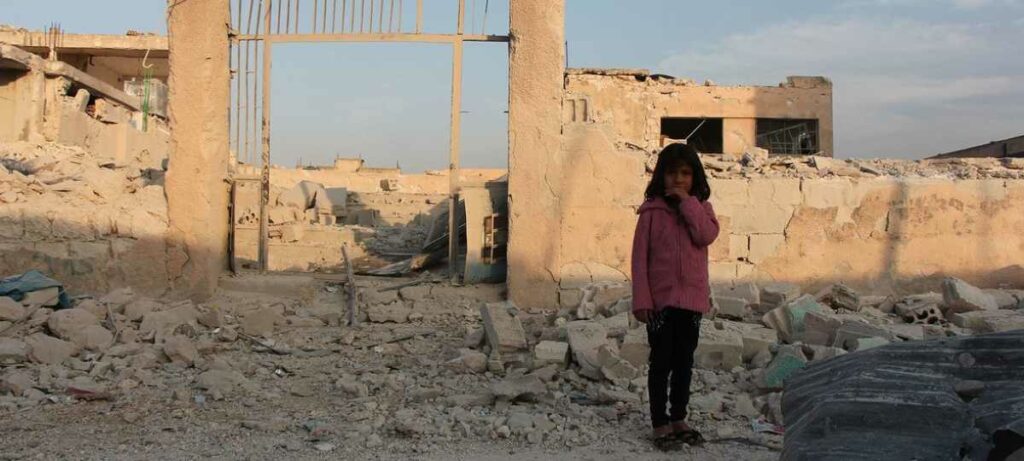 Miles de desplazados internos por la guerra en Siria llevan años viviendo en un campamento en el desierto. Foto: AFP