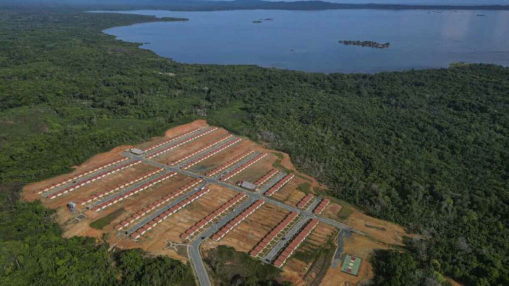 Una comunidad de indígenas de Panamá recibió del gobierno las casas donde vivirán en tierra firme. Foto: AFP