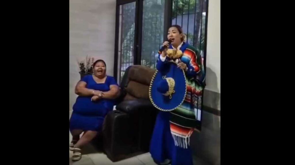 “Mi vida esta confiada en Dios” cantaba la intérprete, pero la festejada salió corriendo muy asustada. Foto: Captura de Video