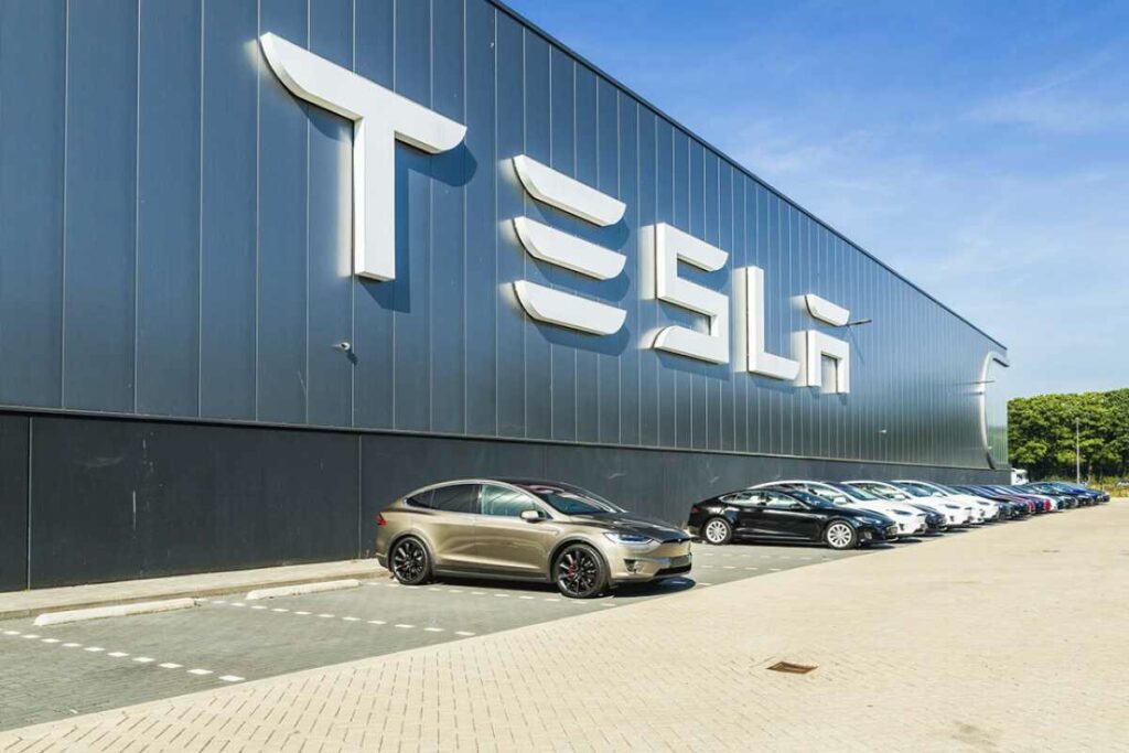 El fabricante de automóviles estadounidense Tesla empezó a construir una enorme fabrica de baterías en Shanghái. Foto: AFP