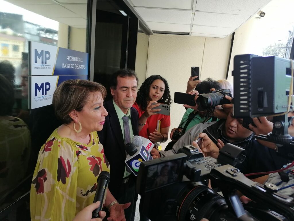 Exministra del Micivi acude a citación del MP