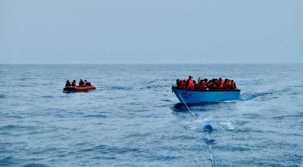 Al menos once migrantes murieron y decenas están desaparecidos tras el naufragio de dos embarcaciones frente a las costas de Italia. Foto: AFP