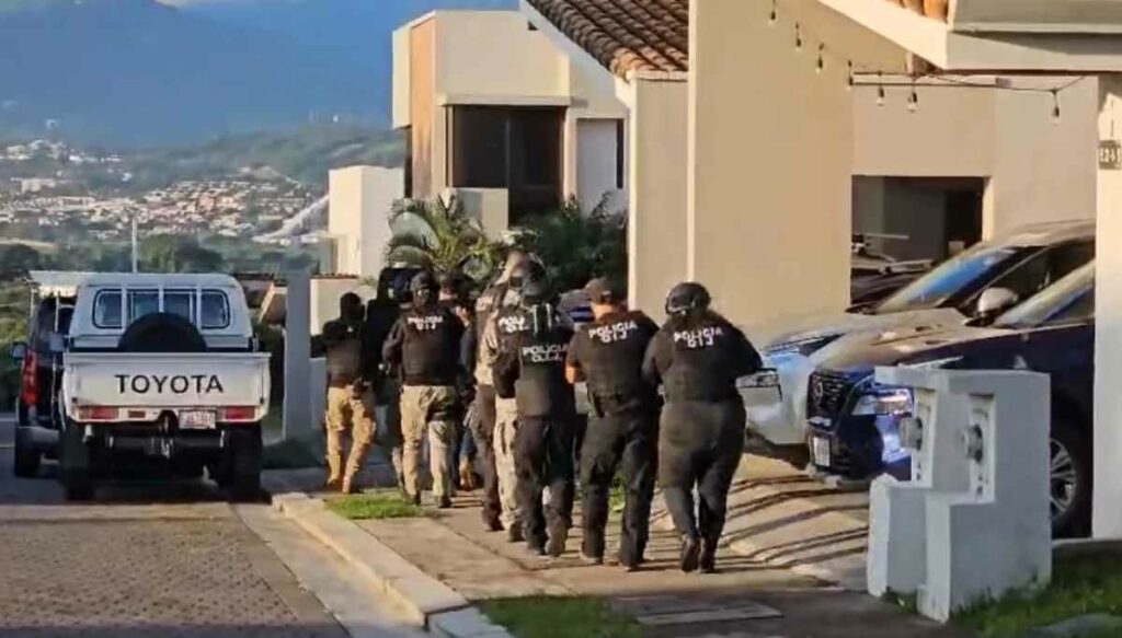 Al menos 36 personas fueron detenidas en Costa Rica en un vasto operativo policial, entre ellos jueces, abogados y dos españoles. Foto: AFP