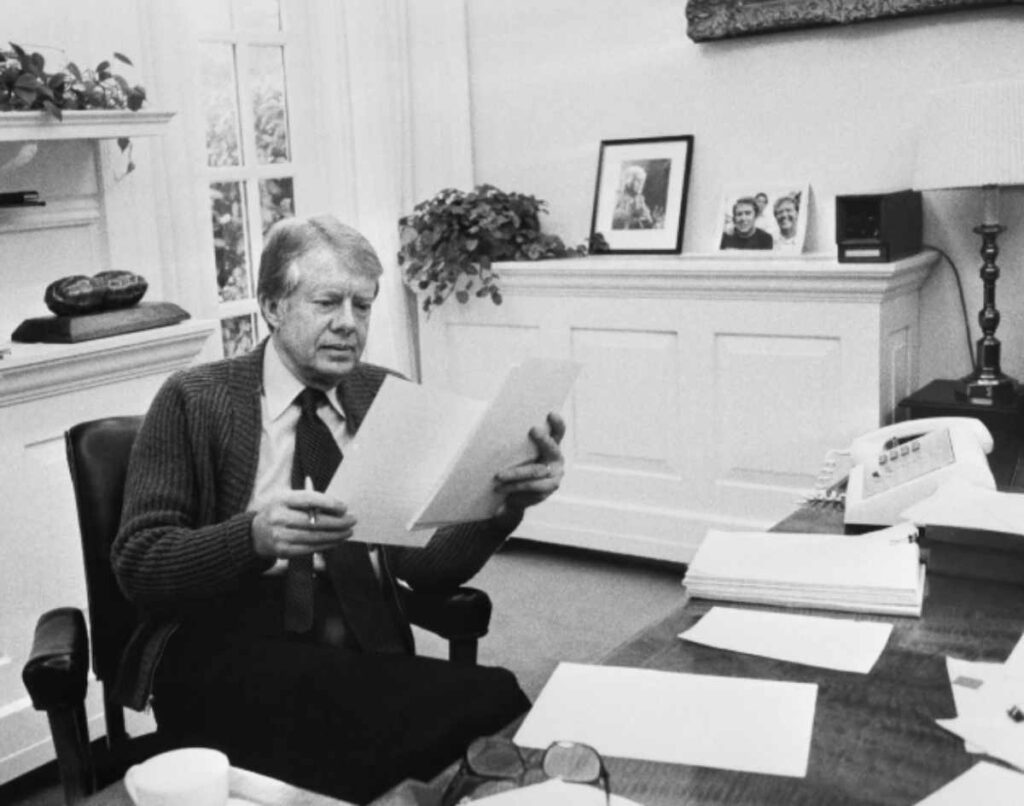 Una foto tomada en 1978 del presidente de Estados Unidos Jimmy Carter en su escritorio de la Casa Blanca. Foto: AFP