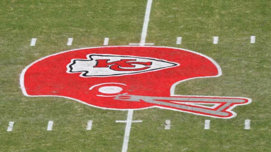 El estadounidense B.J. Thompson, a la defensiva de los Kansas City Chiefs, fue hospitalizado tras sufrir un ataque cardíaco. Foto: AFP