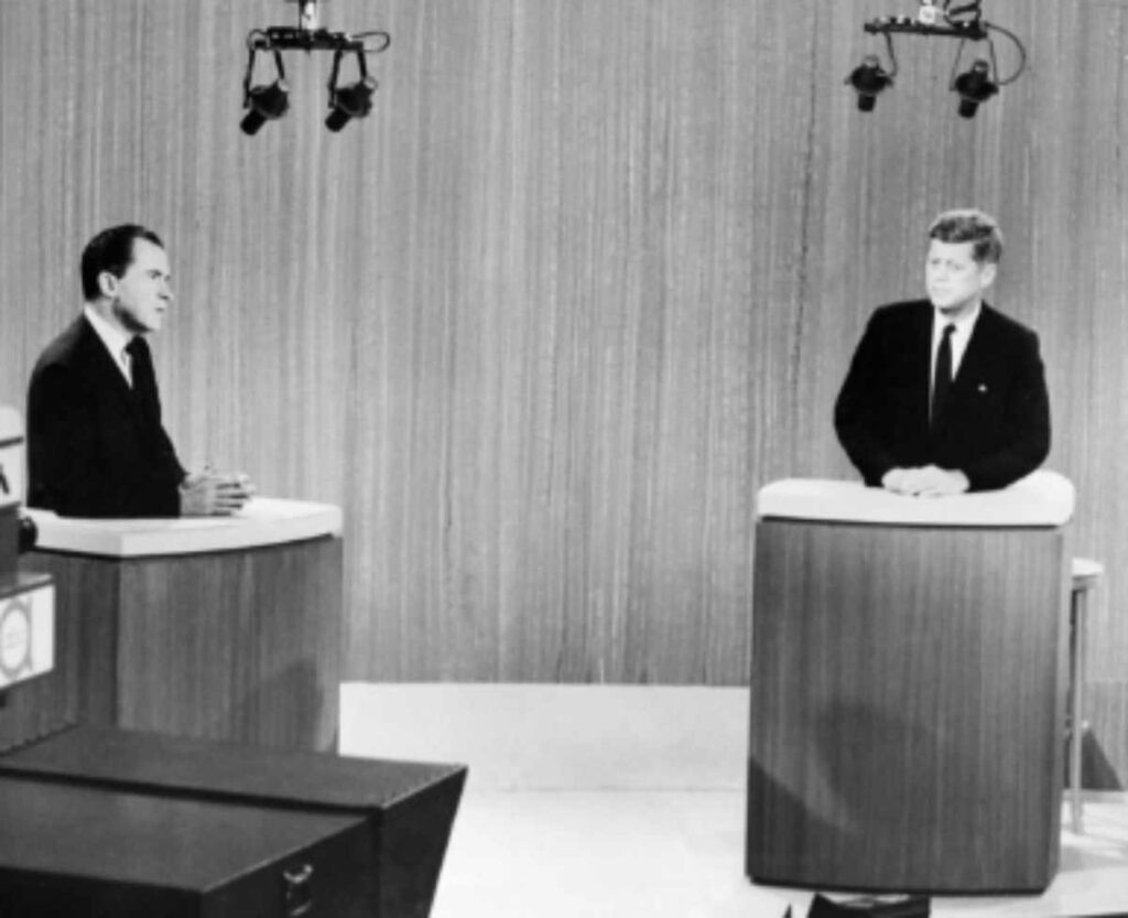 Los candidatos presidenciales Richard Nixon (I) y John F. Kennedy (D) durante el debate del 26 de septiembre de 1960 en un estudio de Chicago. Foto: AFP