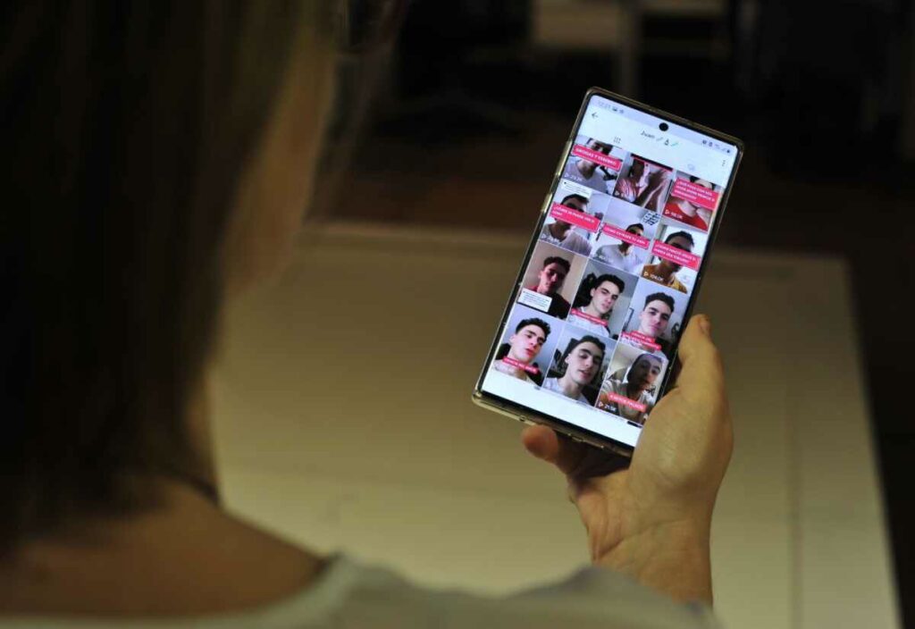 Los videos cortos difundidos en redes sociales son la principal fuente de información de los jóvenes. Foto: AFP