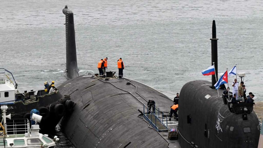 El submarino de propulsión nuclear ruso “Kazan” abandonó el puerto de La Habana, donde permaneció cinco días anclado. Foto: AFP