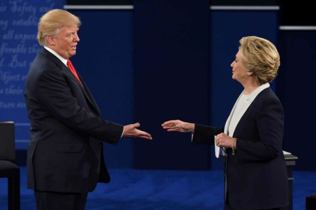 La candidata demócrata Hillary Clinton y el republicano Donald Trump se saludan después del violento debate presidencial en la Universidad de Washington en St. Louis, Missouri, el 9 de octubre de 2016. Foto: AFP