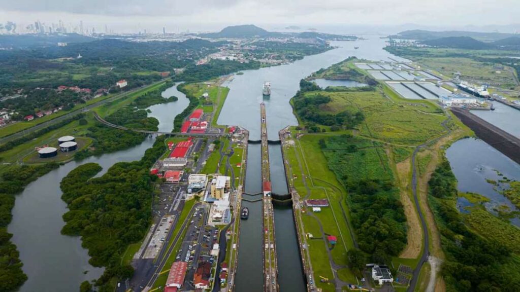 El administrador del Canal de Panamá, Ricaurte Vásquez, dijo que se planea construir en seis años un nuevo embalse. Foto: AFP