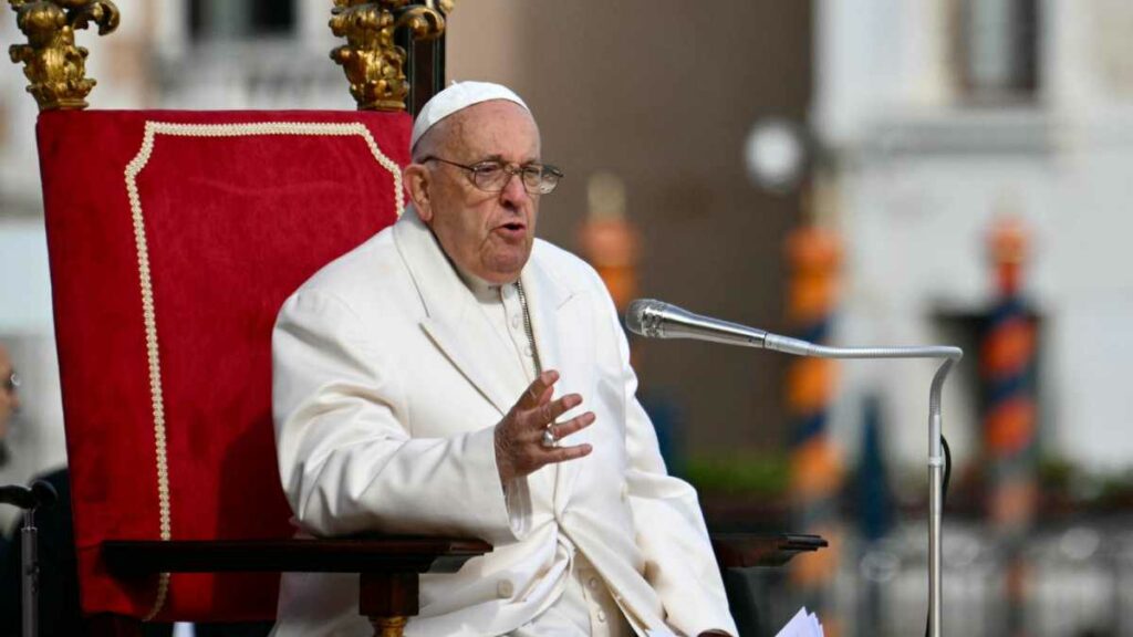 Las mujeres deben desempeñar un mayor rol en la Iglesia católica pero el diaconado les seguirá vetado. Foto: AFP
