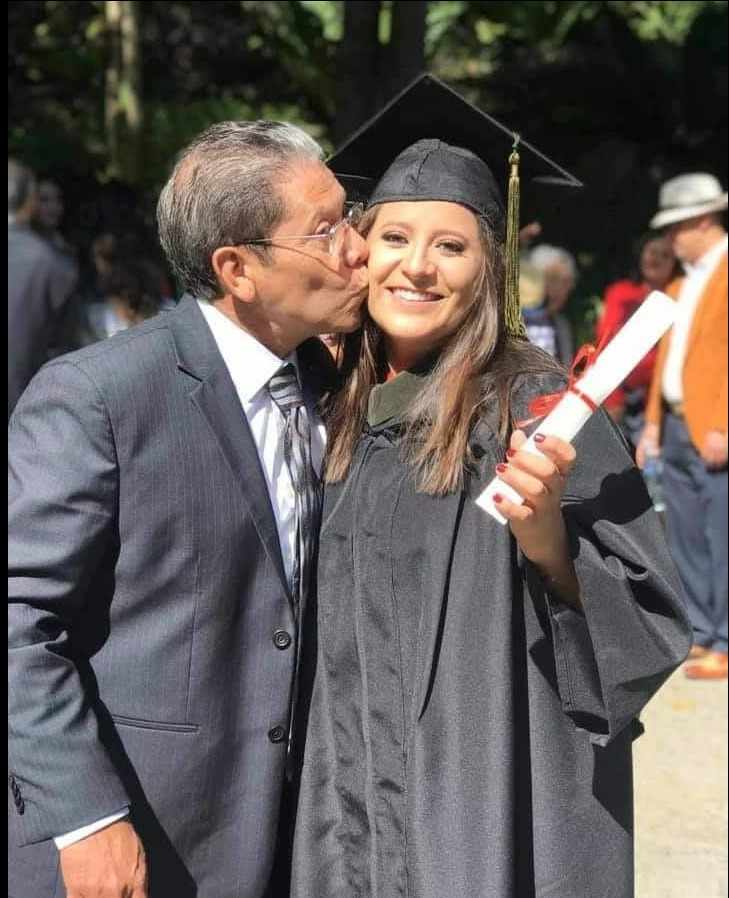 Fotografía de Adriana Ruano con su padre el día de su graduación