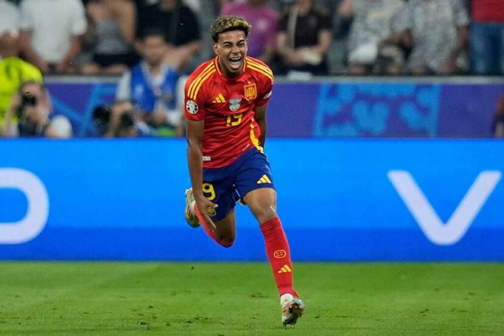 El jugador español Lamine Yamal, con 16 años y 362 días, se convirtió en el goleador más joven de la historia de la Eurocopa. Foto: AFP