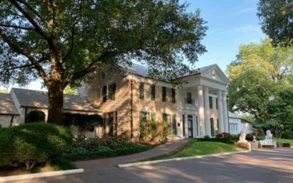 Una mujer del estado de Misuri fue arrestada por un supuesto “plan descarado” para hacerse con la propiedad de Graceland, de Elvis Presley.
