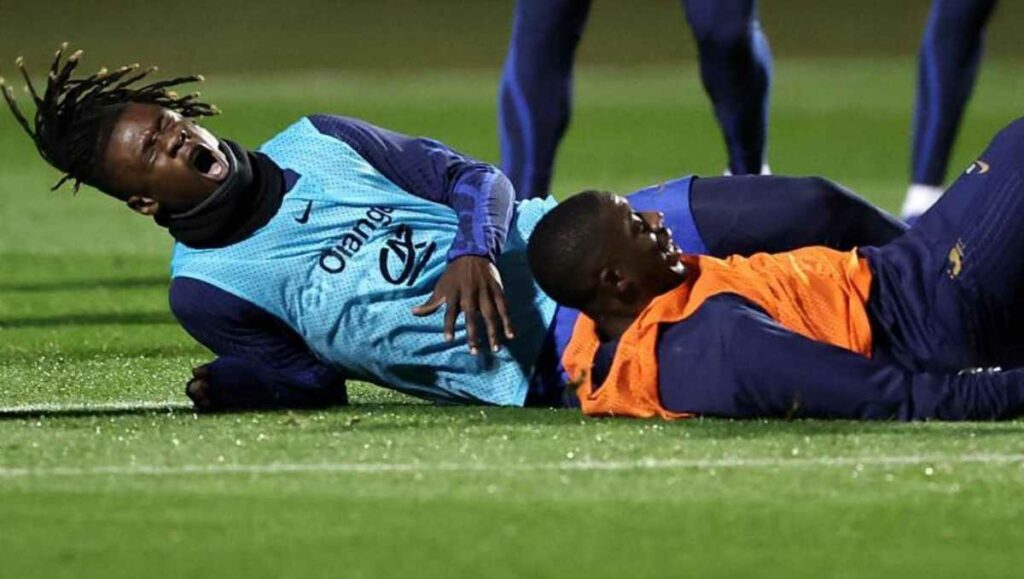 Tocado en un entrenamiento el centrocampista francés de Real Madrid Eduardo Camavinga sufre un esguince del ligamento interno.