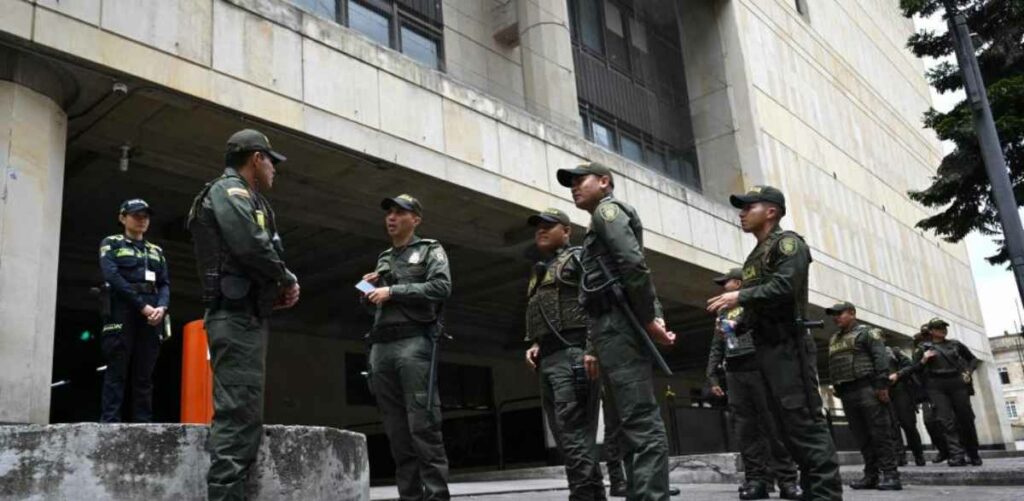 El gobierno de Colombia reforzó la seguridad en la sede de la Corte Suprema en Bogotá.