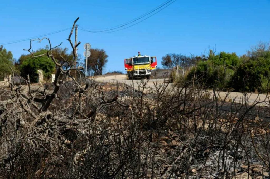 Dos incendios en el sur de Francia obligaron a evacuar a miles de personas antes de ser controlados, anunciaron las autoridades.