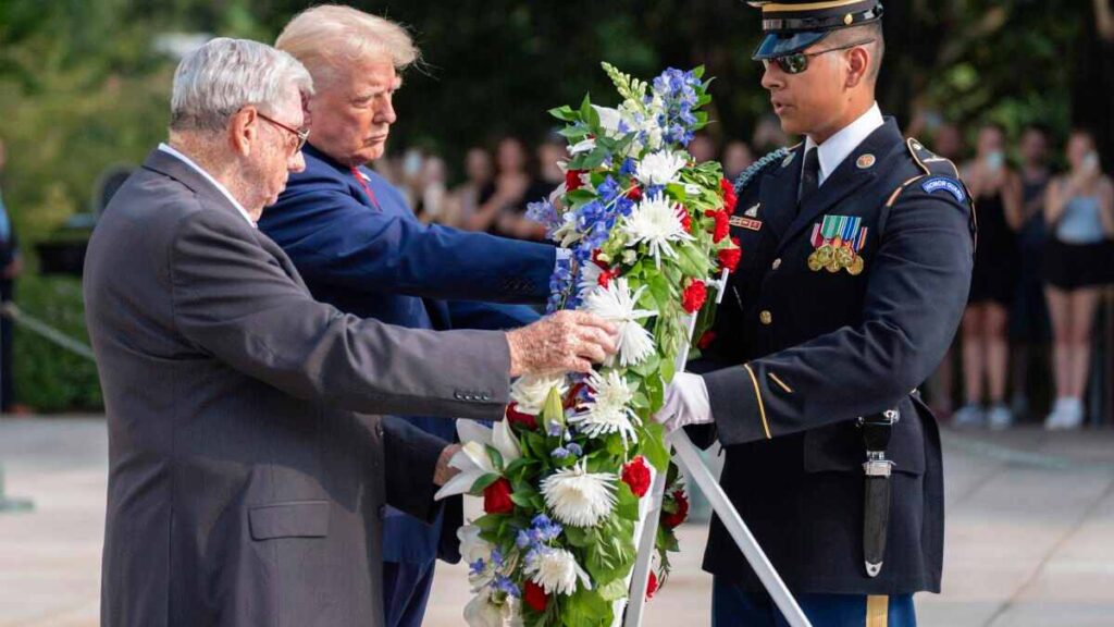El ejército de Estados Unidos apuntó contra el personal de Donald Trump por una visita del candidato presidencial republicano al lugar de descanso más sagrado del país