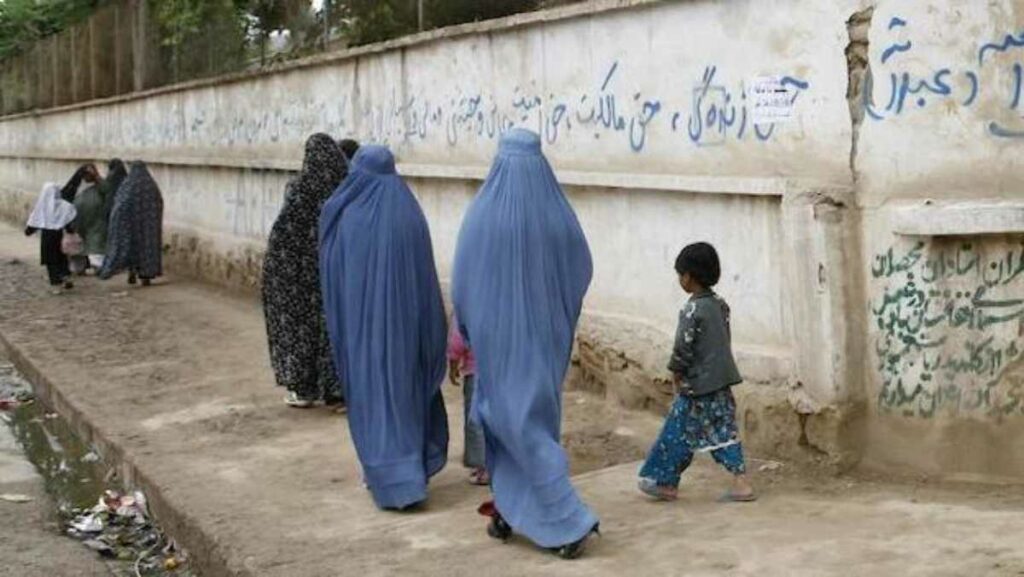 El grupo Estado Islámico reivindicó un atentado con bomba que dejó al menos un fallecido y decenas de heridos en un barrio de mayoría chiita de Kabul.