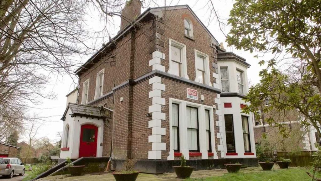Los aficionados de los Beatles podrán dormir —y festejar— en el club donde los “Fab Four” comenzaron su carrera, en una casa cerca de Liverpool.