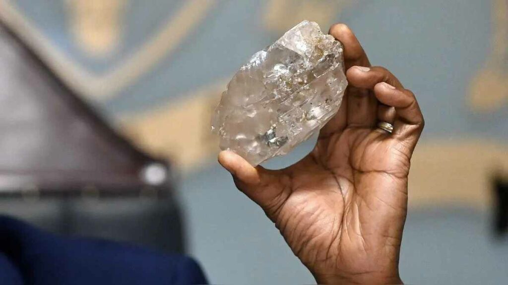 Un diamante de tamaño excepcional, el segundo más grande del mundo fue hallado en una mina en Botsuana.